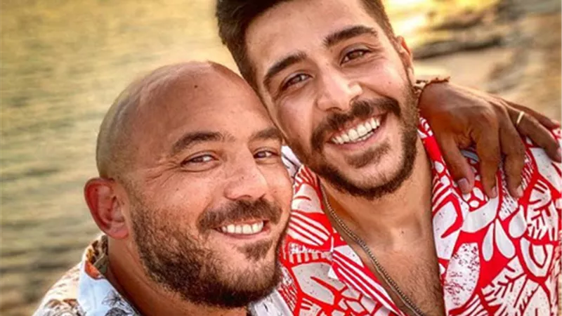 محمود العسيلى يشيد بالمطرب أحمد كامل.. 