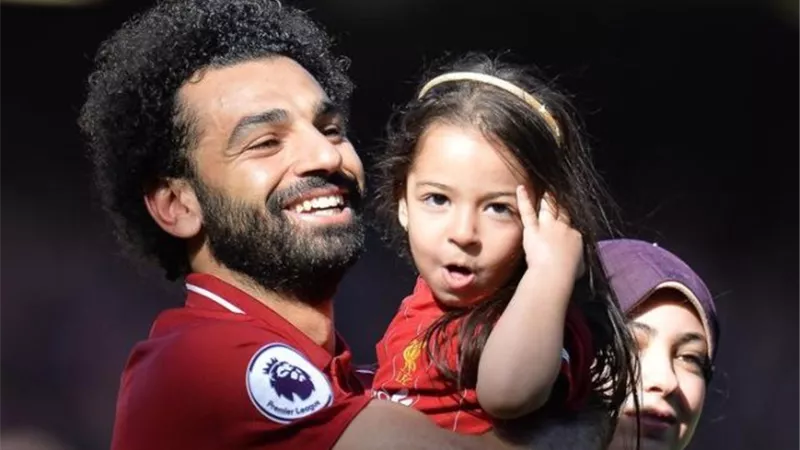 بالفيديو والصور.. مكة تساعد والدها محمد صلاح فى تمريناته الرياضية بالمنزل