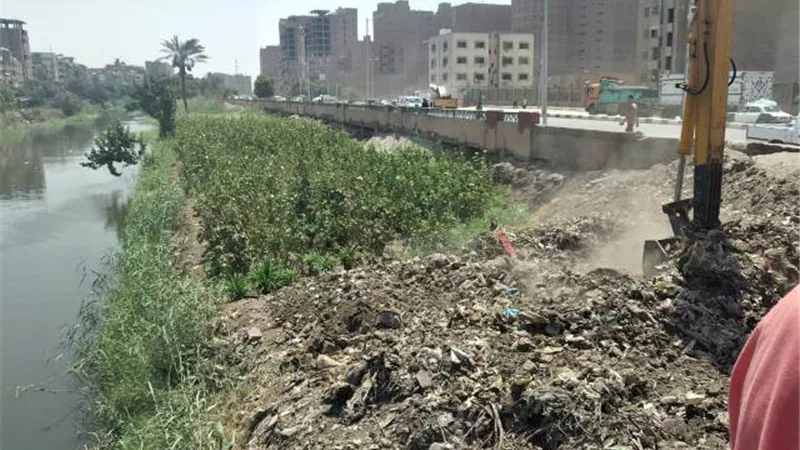 محافظ أسيوط:رفع 12 طن مخلفات ونواتج تطهير على جانبي ترعة الملاح.صور