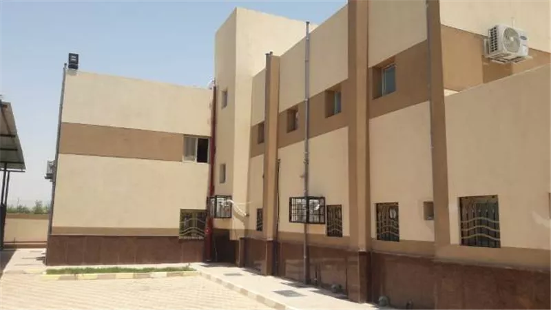 ٤ وحدات جاهزة للتأمين الصحى الشامل بالقرنة غرب الأقصر .صور