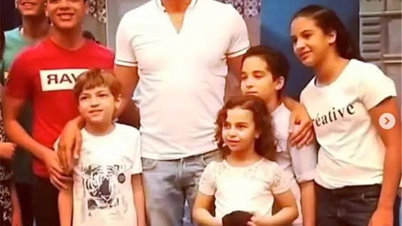 أحمد عز برفقة أبناء الشهداء في كواليس علاء الدين.. شاهد