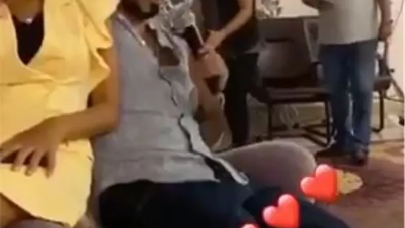 احمد سعد برفقة خطيبته مع حسن شاكوش فى جلسة غنائية .. فيديو