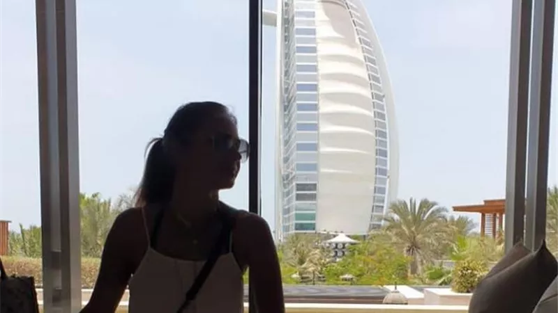 شاهد .. نيللى كريم تتألق عبر انستجرام بصور جديدة من دبى ..صور
