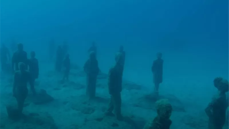 بالفيديو.. حقيقة العثور على جدار ضخم يحيط بالأرض كلها تحت الماء
