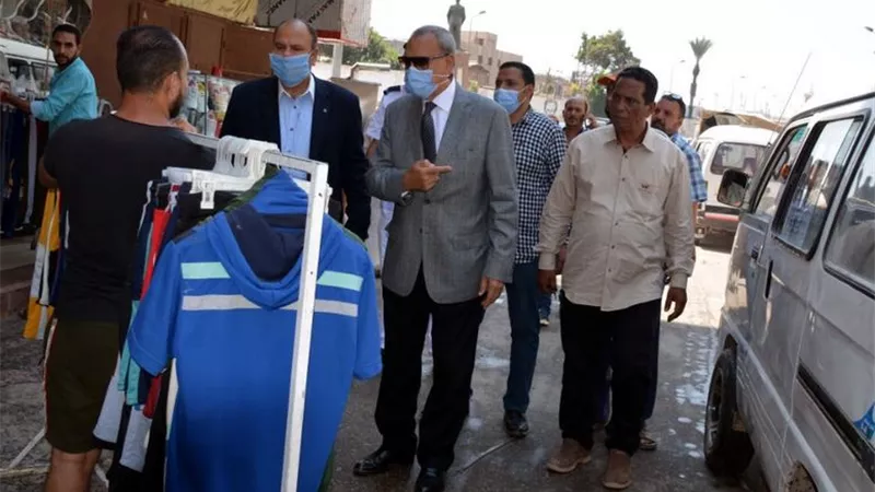 حملة لإزالة الباعة الجائلين والإشغالات بينها