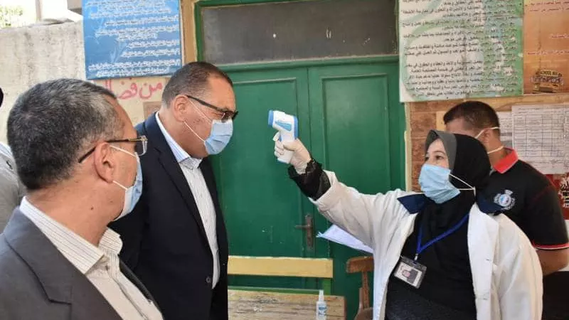محافظ الشرقية يتفقد لجان إمتحانات شهادة الدبلومات الفنية بمدارس منيا القمح