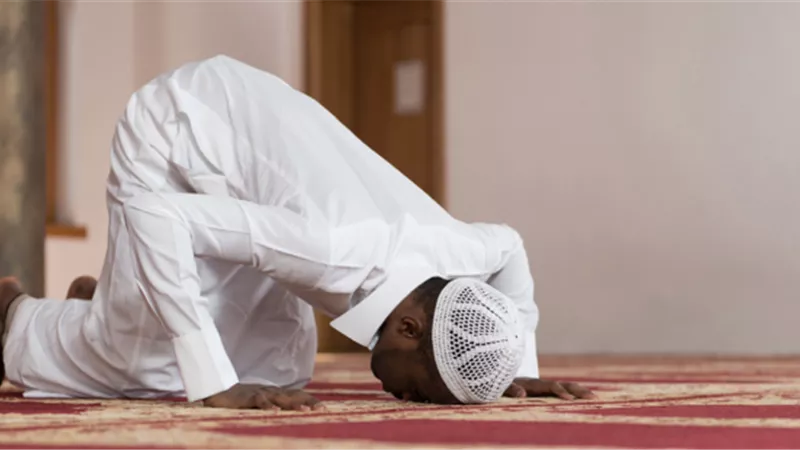 هل قراءة سورة قصيرة بعد الفاتحة في الركعتين الثالثة والرابعة ينقص ثواب صلاة الظهر؟