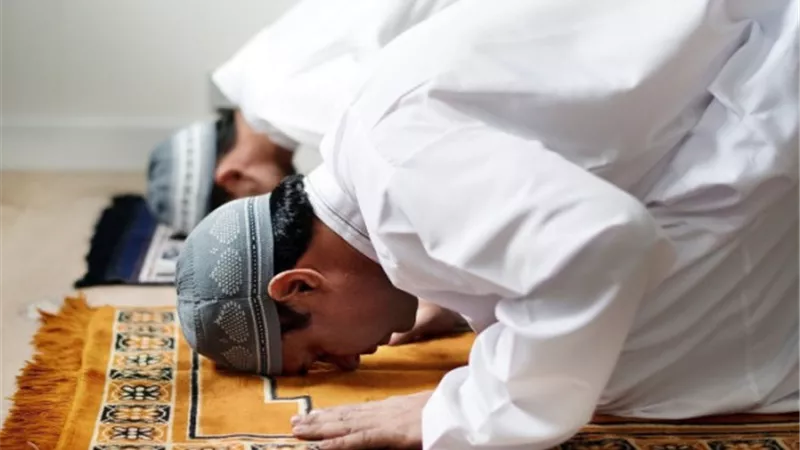 هل قراءة سورة قصيرة بعد الفاتحة في الركعتين الثالثة والرابعة ينقص ثواب صلاة الظهر؟