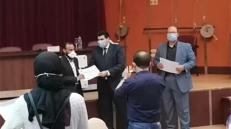 نائب محافظ الشرقية يكرم الشيخ محمد العوضى لقيادته فريقا لتغسيل وتكفين ضحايا كورونا