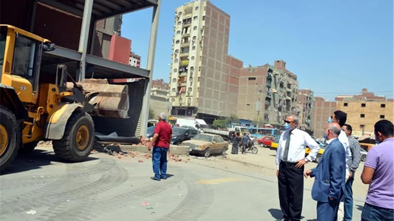 محافظ القليوبية يفاجئ أهالى شبرا الخيمة ويشرف علي ازالة مبني بشارع 15 مايو