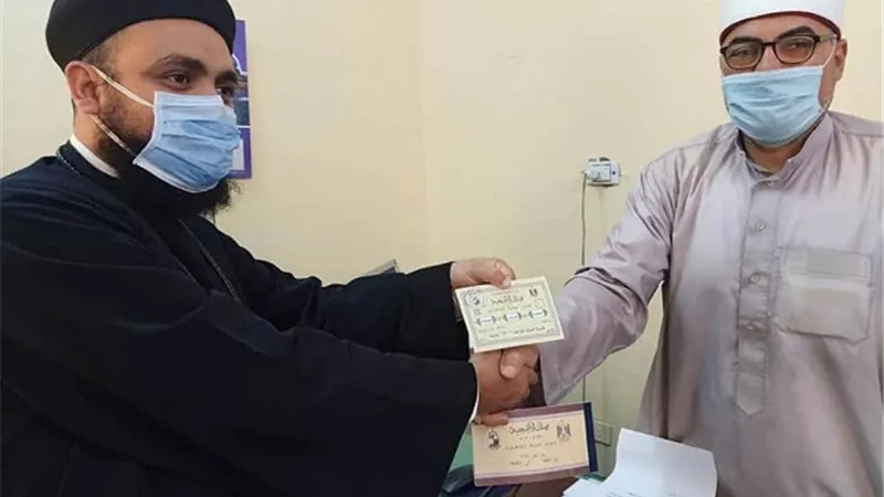 كاهنا كنيستى ديرب نجم وأبوكبير يشتريان صكوك الأضاحى من 