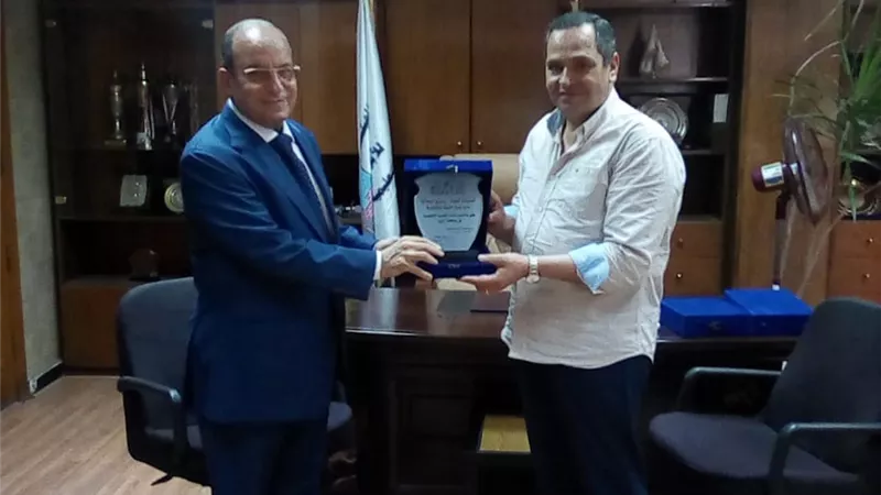 درع التميز من الجيزة لرئيس هئية الابنية