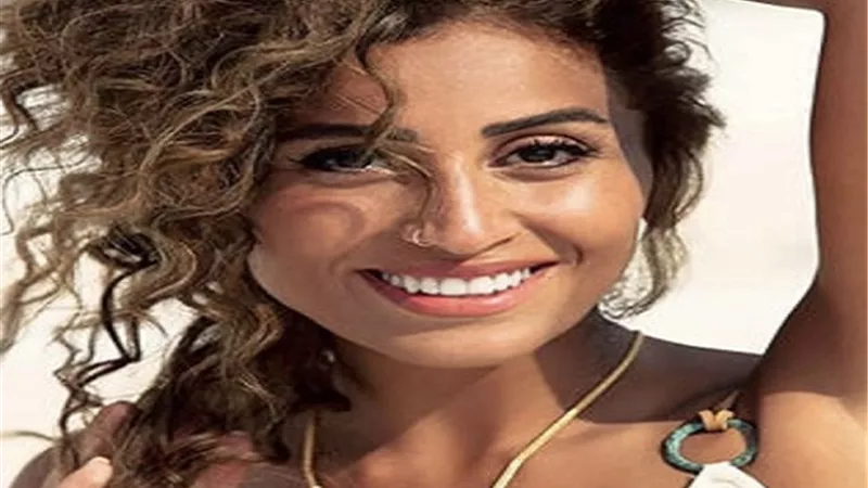 دينا الشربينى حديث السوشيال ميديا بسبب فيديو رقص شبيهتها بملابس السباحة