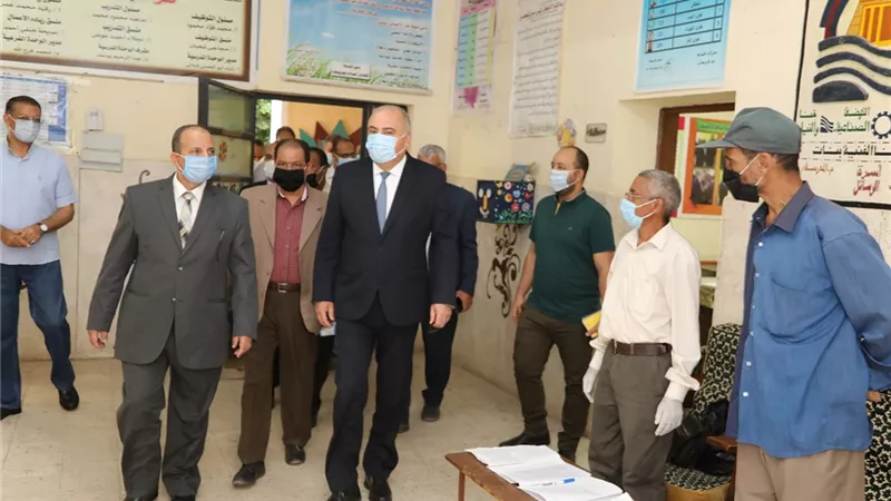 الداوى يتفقد لجان الثانوية الفنية بمدينة قنا