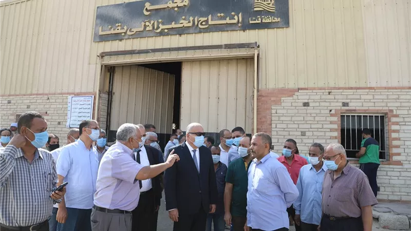 محافظ قنا يتفقد عددا من المخابز لمتابعة سير العمل