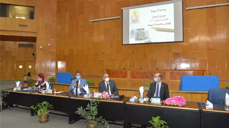 رئيس مجلس جامعة أسيوط يتخذ قراره ببدء تعديل اللوائح الدراسية بالكليات