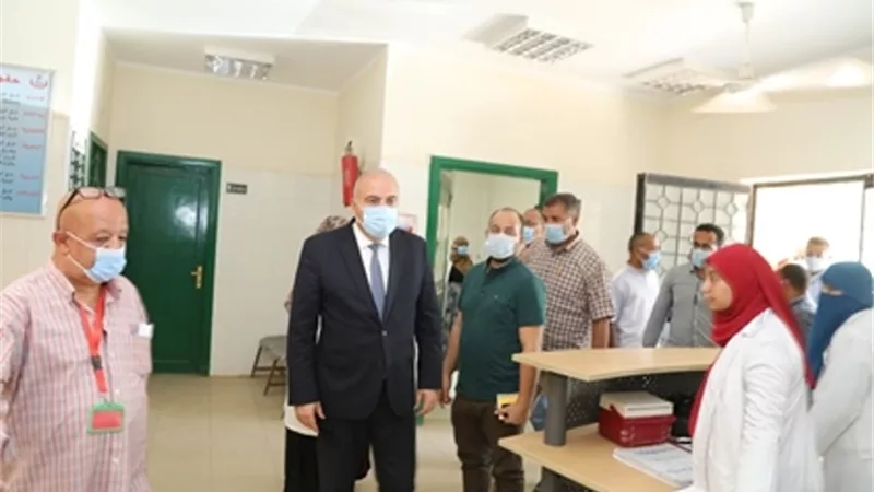 محافظ قنا يطمئن على مستوى الخدمه بالوحدة الصحية بدندرة