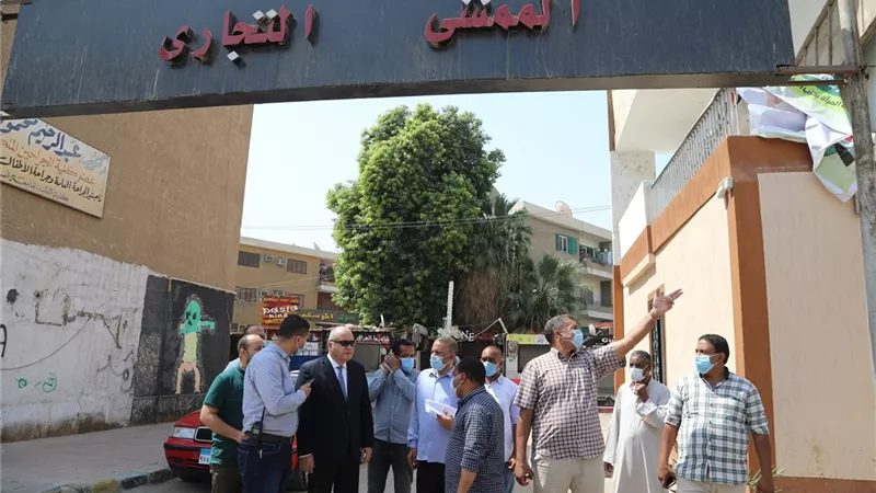 محافظ قنا يتفقد مكتب تصديقات الخارجية والممشي التجاري