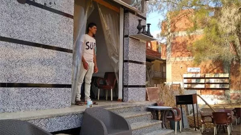 محافظ الشرقية يأمر باتخاذ الإجراءات القانونية حيال صاحب كافتيريا متعدٍ علي الطريق بديرب