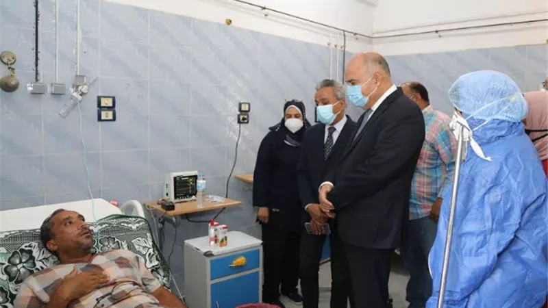محافظ قنا يتفقد مستشفي الحميات والصدر بمدينة قنا