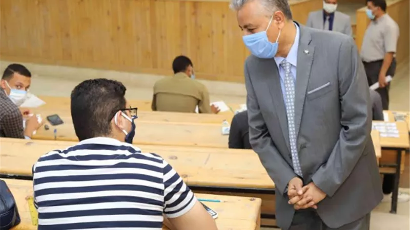رئيس جامعة جنوب الوادي يتفقد امتحانات كلية التجارة والتربية