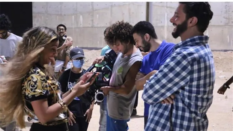 أحمد الفيشاوي يشارك جمهوره صورا جديدة من كواليس 