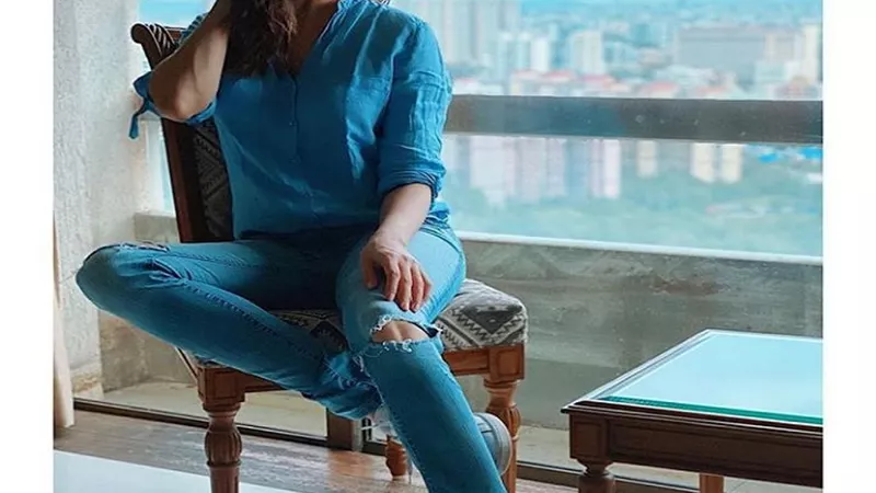 شاهد .. أحدث إطلالة للنجمة الهندية سيمران كاور