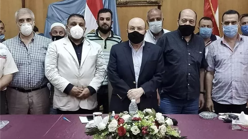الكمونى يعقد اجتماعا مع مصلحة الضرائب لحل مشاكل التجار والبقالين بالغربية