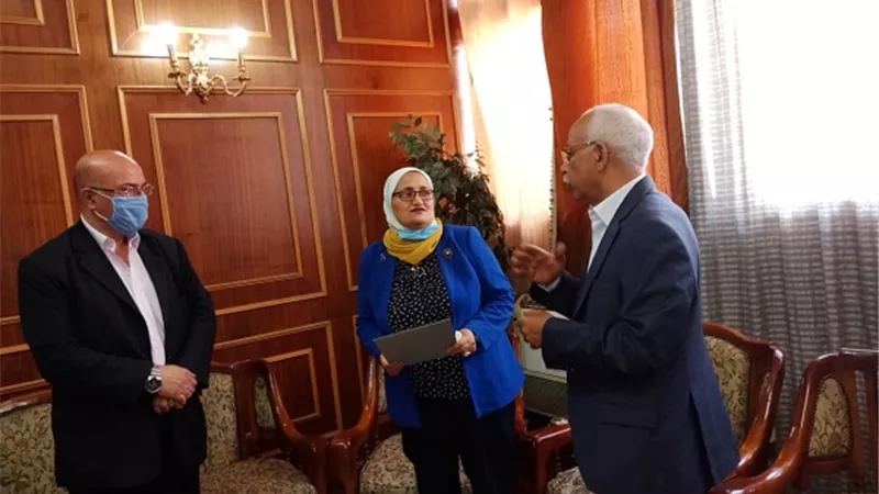 إتحاد عمال مصر يكرم سناء السعيد مقررة المشاركة السياسية بقومي المرأة