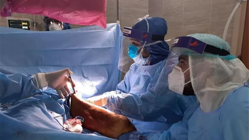 تركيب شريحة لمريص بفيروس كورونا بمستشفى الأقصر العام