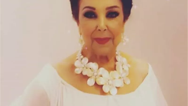 صور رجاء الجداوى أمام شرفة المسجد النبوى تشعل السوشيال ميديا.. شاهد