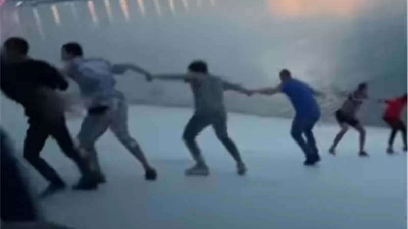 بالفيديو.. 30 شخصا ينقذون امرأة من الغرق
