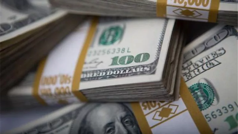 الدولار يهوي أمام العملات.. توقعات الفيدرالي تنهك 