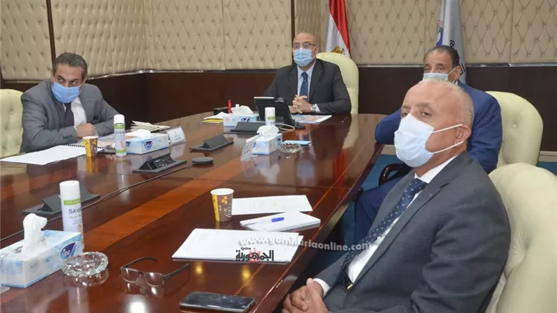 وزير الإسكان يستعرض بدائل المخطط الاستراتيجى واستعمالات الأراضى بالسويس الجديدة