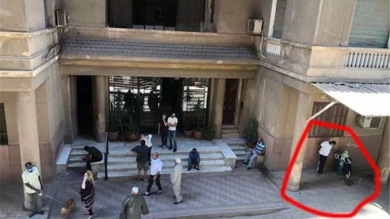 ظهور نادر.. نجاة الصغيرة تجلس فى الشارع بعد إخلاء عمارة الشربتلى بالزمالك.. صور
