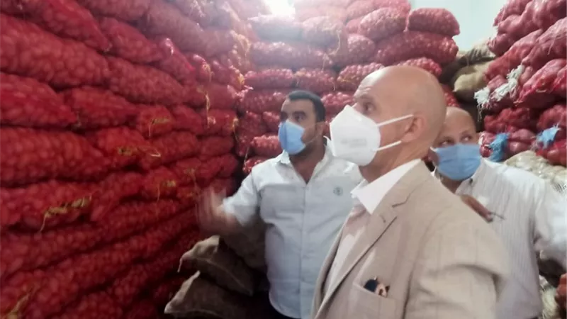 ضبط ٥٤ طن أغذية مجهولة المصدر بكفر صقر بالشرقية
