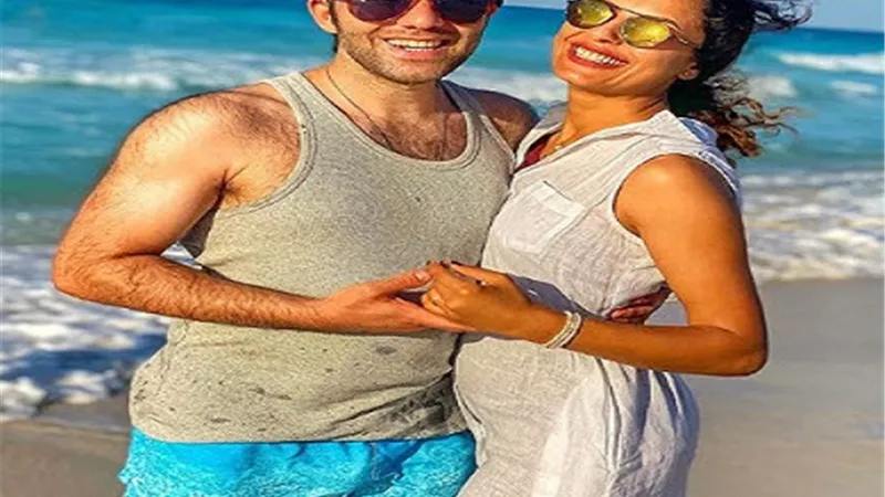 ريهام أيمن تشعل السوشيال ميديا فى حضن زوجها على البحر.. صور