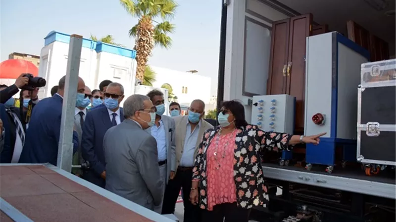 محافظ القليوبية يستقبل وزيري الانتاج الحربي والثقافة بمصنع حلوان لتفقد منظومة المسارح المتنقلة