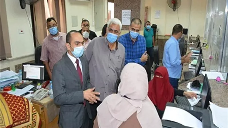 القاضي يتفقد المركز التكنولوجى لخدمة المواطنين بسوهاج..صور