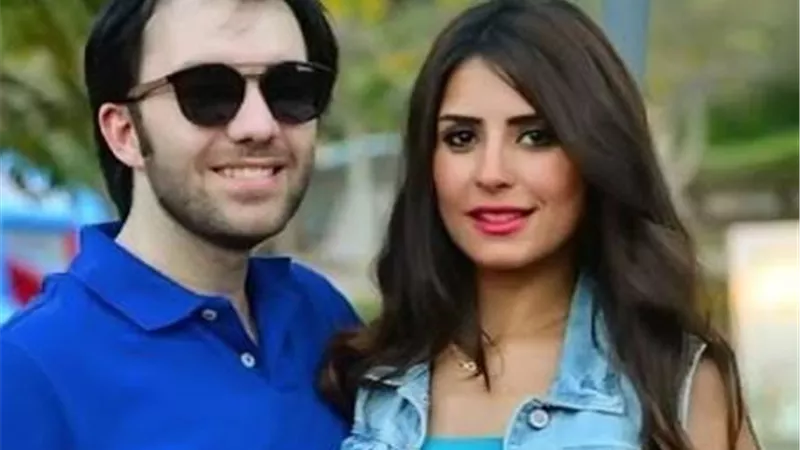 جولة رومانسيه بين شريف رمزى وزوجته ريهام أمين على البحر.. صور