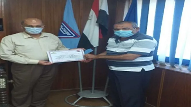 النائب طارق متولي يكرم العاملين بالسويس لتصنيع البترول المشاركين في تطهير المنشأت