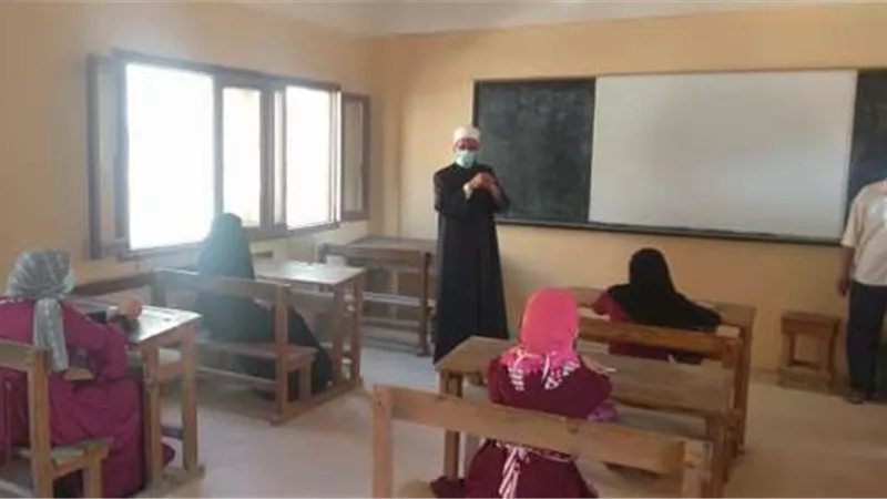 طلاب القسم العلمى بالثانوية الأزهرية يؤدون امتحان مادة التوحيد