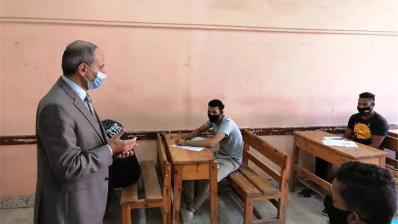وكيل تعليم الفيوم يتفقد لجان امتحانات الدبلومات الفنية.. بالصور