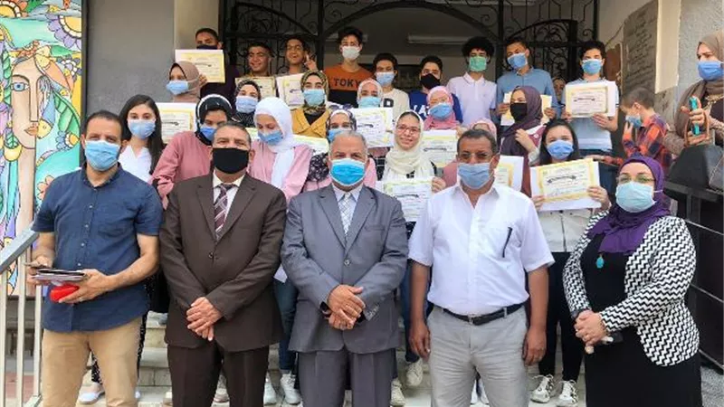 بالأسماء .مدير تعليم الإسماعيلية يكرم أوائل الشهادة الإعدادية.صور