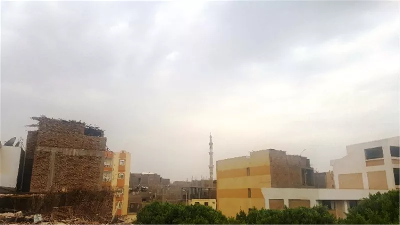 سحب كثيفة تحجب الشمس وإنخفاض فى درجات الحرارة فى الأقصر.. بالصور