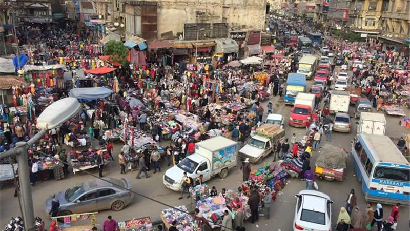 سكرتير مساعد محافظ القاهرة: لدينا 180 سوق عشوائى.. والموسكي والعتبة ليس لدينا رؤية بشأنها