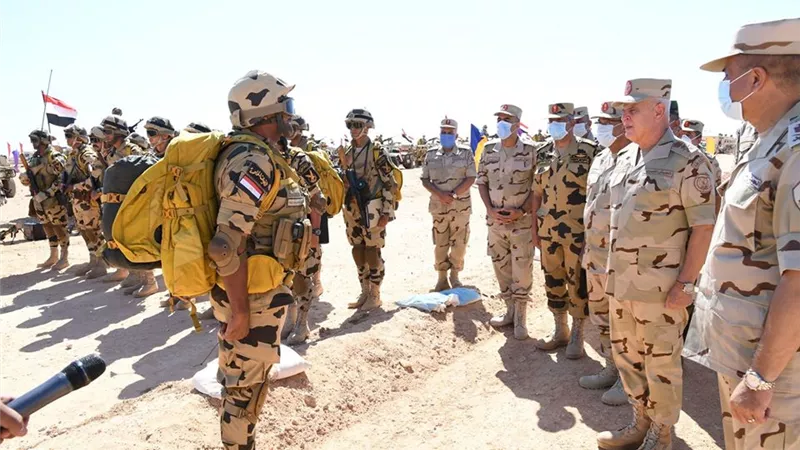 رئيس الأركان يشهد إجراءات الاصطفاف والاستعداد القتالى لعناصر القوات المسلحة