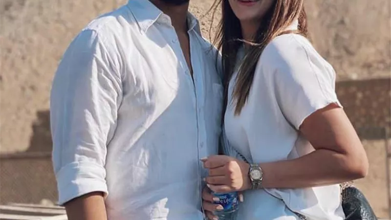 شاهد .. أحمد خالد صلاح يحتفل بعيد ميلاد هنادى مهنى فى الاهرامات