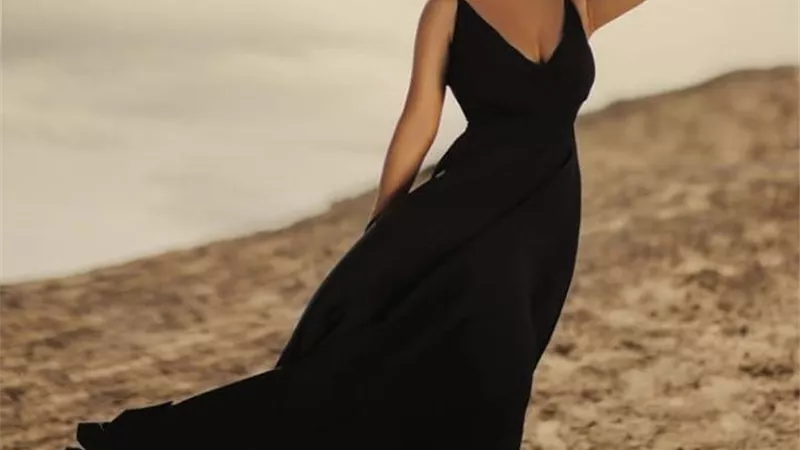 بالأسود .. رانيا منصور تتألق فى أحدث إطلالتها