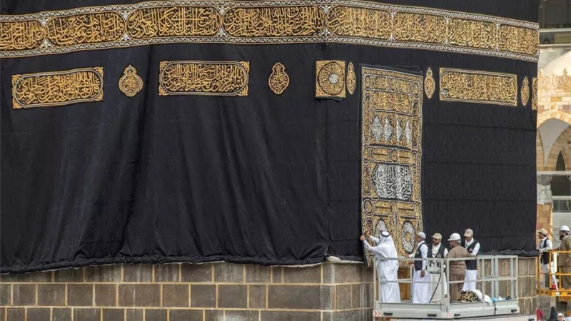 حكاية صناعة كسوة الكعبة المشرفة منذ عهد سيدنا إسماعيل